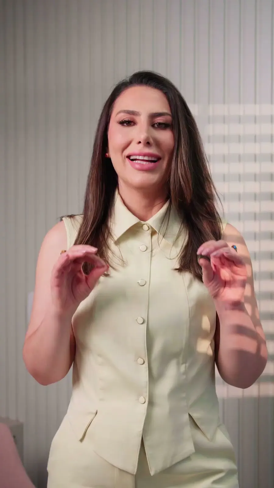 Dra. Mona Marino em vídeo sobre lentes e facetas